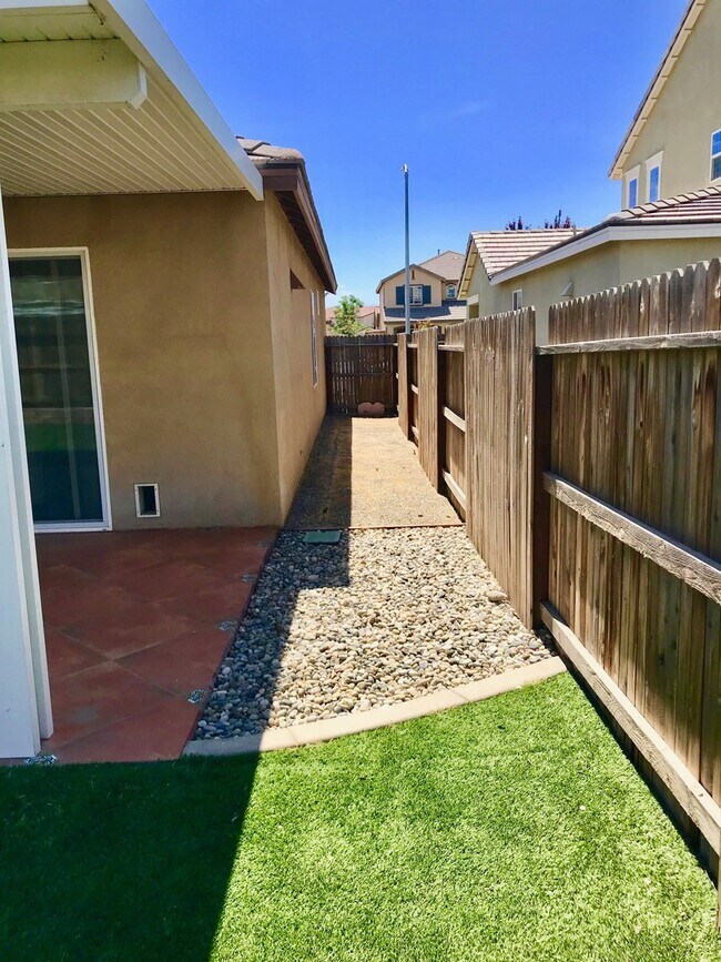 Foto del edificio - MUST SEE!!! Newer Home 4 bedroom 2 Bath Sp...