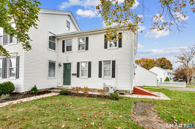 Building Photo - 736 Main St