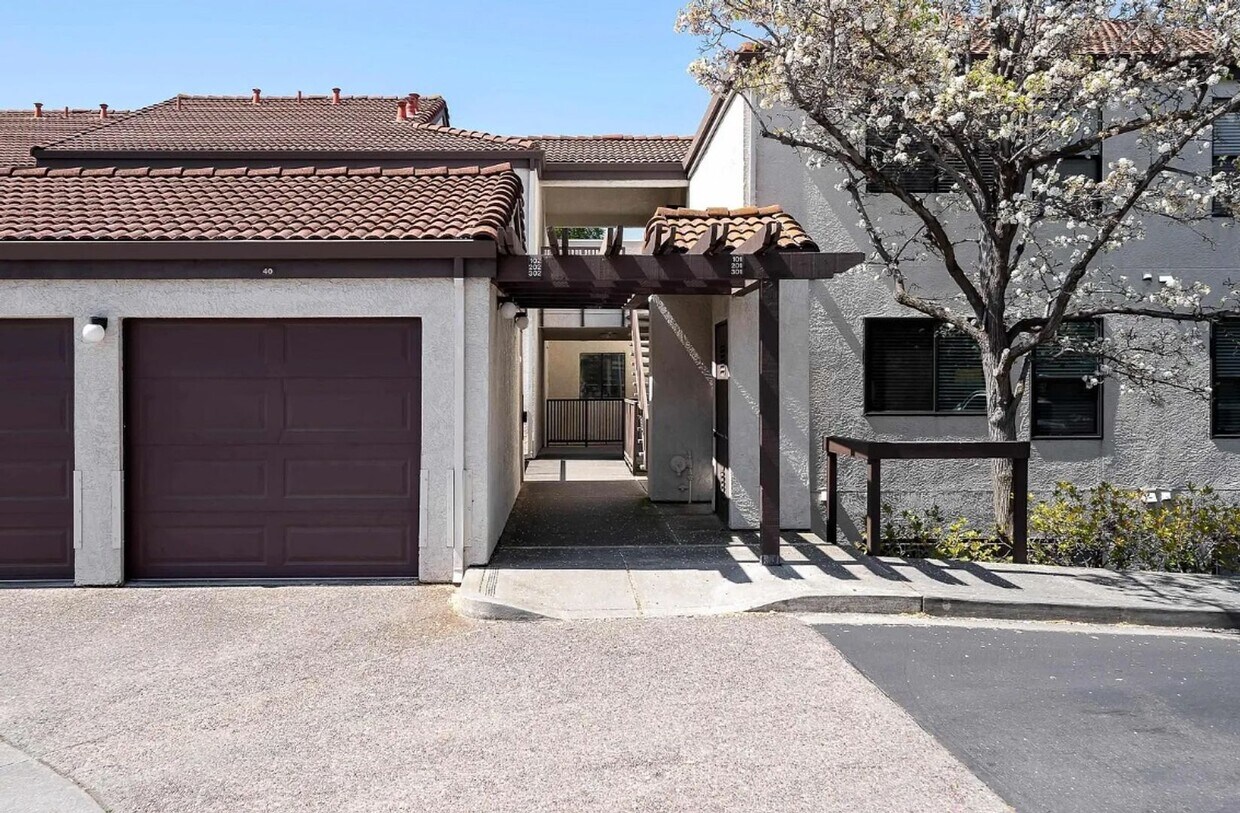 Primary Photo - RESORT STYLE CONDO WITH ALL THE AMENITIES,...