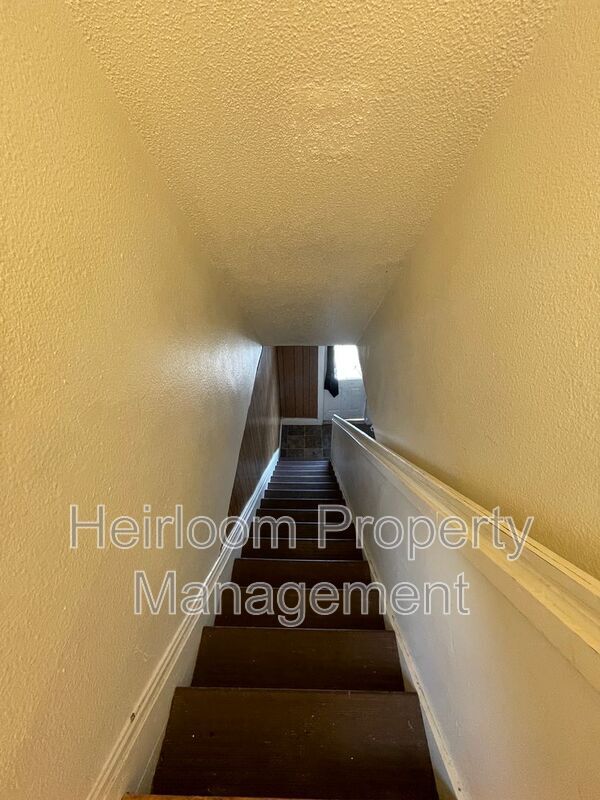 Foto del edificio - 327 W 4th St
