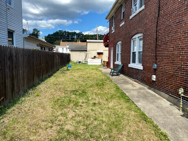 Building Photo - 613 S Main St