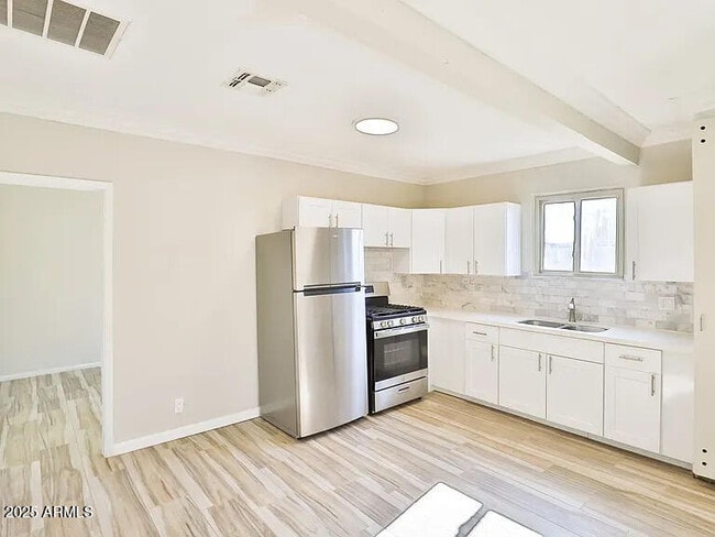 Building Photo - 2501 E Culver St