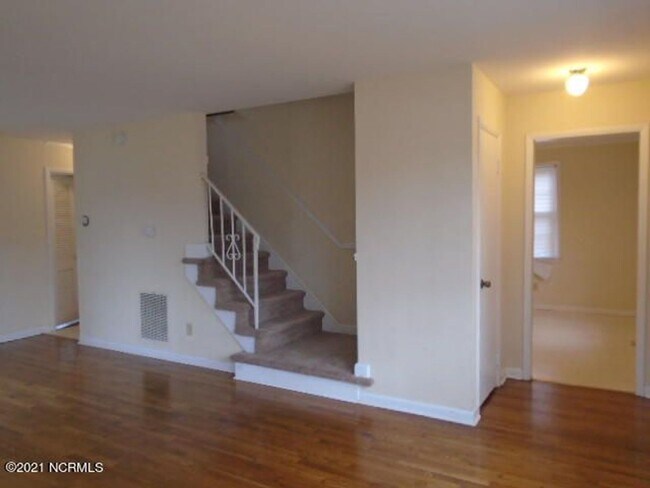 Building Photo - Charming 3 bedroom 1 and 1/2 bath home in ...