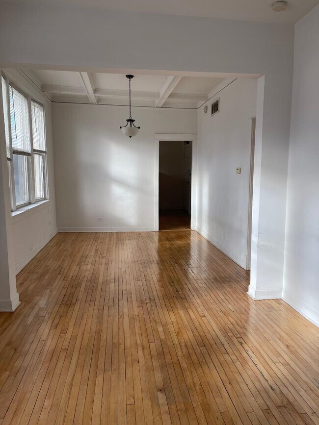 Building Photo - 2048 W Lawrence Ave