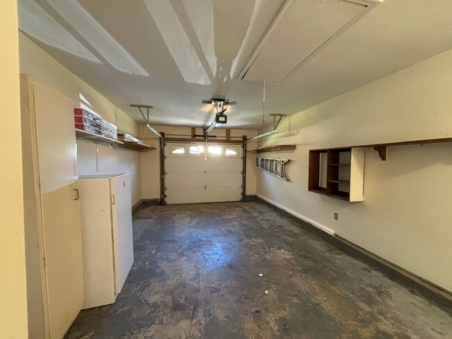 Building Photo - 102 Lakehurst Dr