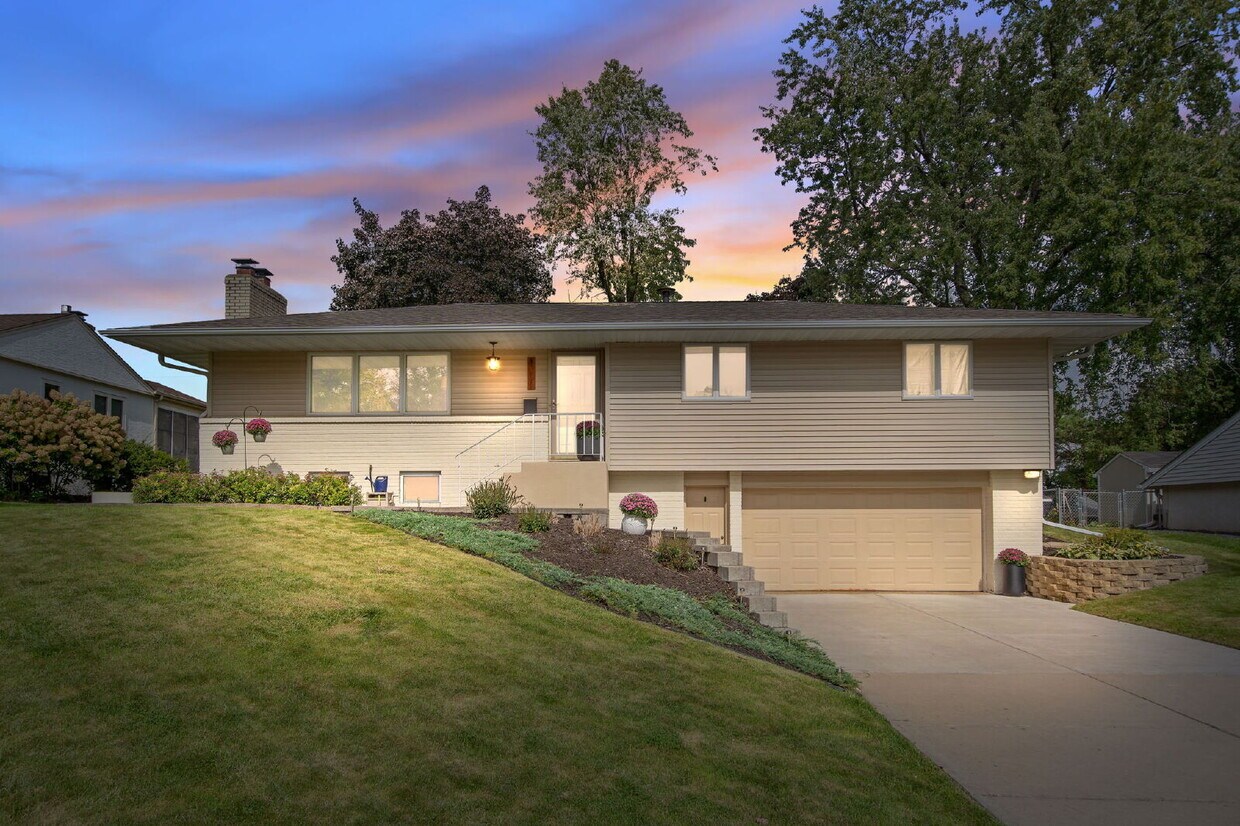 Foto principal - Gorgeous 3 Bedroom In Saint Anthony Village - Dogs Welcome!