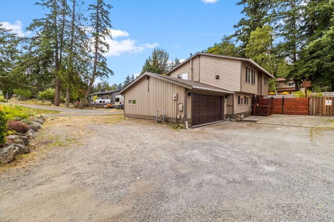 Foto del edificio - Modern 4-Bedroom Retreat Near Lake Whatcom with Updated Kitchen, Fenced Backyard, and Pet-Friendl...