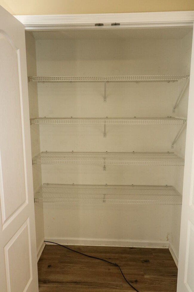 Foto del edificio - 2 BEDROOM, 2 1/2 BATH TRIPLEX CLOSE TO HON...