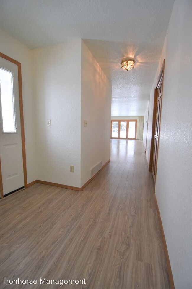 Building Photo - 2 br, 2 bath House - 3150 Graf Unit 9