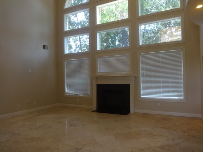 Building Photo - 4915 Kings Way