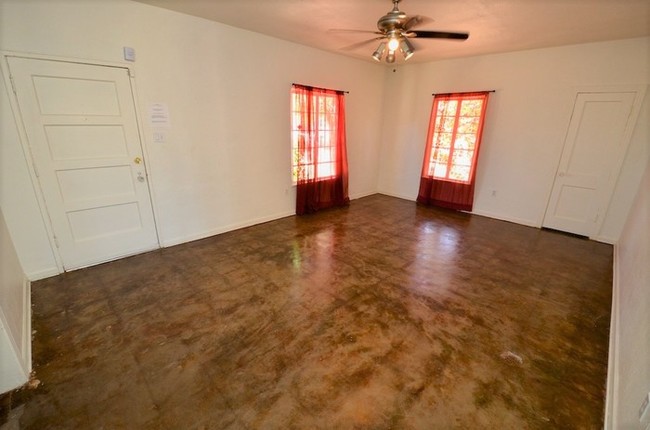Building Photo - 1404 E Almeria Rd