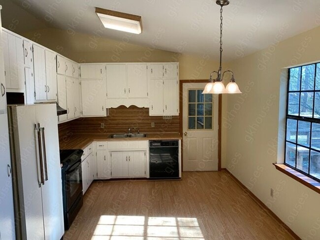Building Photo - 2025 Phillips Cir