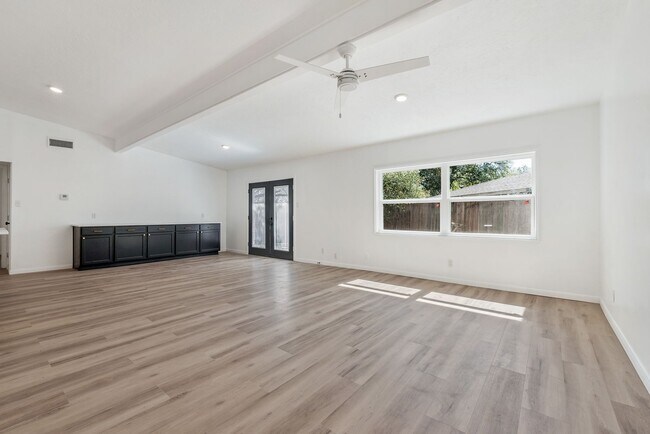 Building Photo - Fall 2025 Move In! Newly Remodeled 3 Bed H...