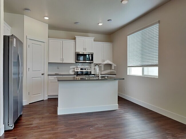 Building Photo - 1067 S Jillian Ave
