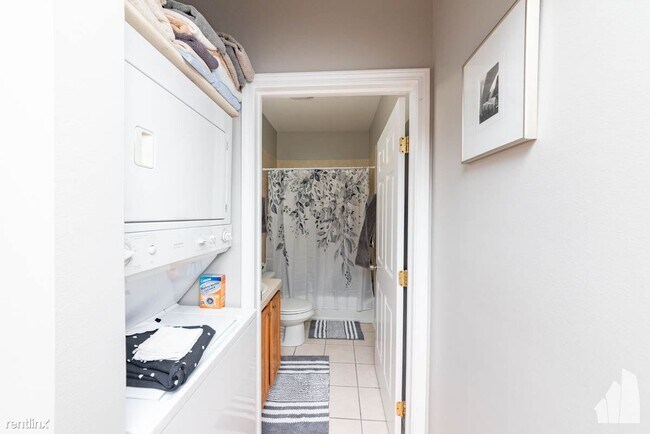 Foto del edificio - 1 br, 1 bath Condo - 3906 W Belmont Ave