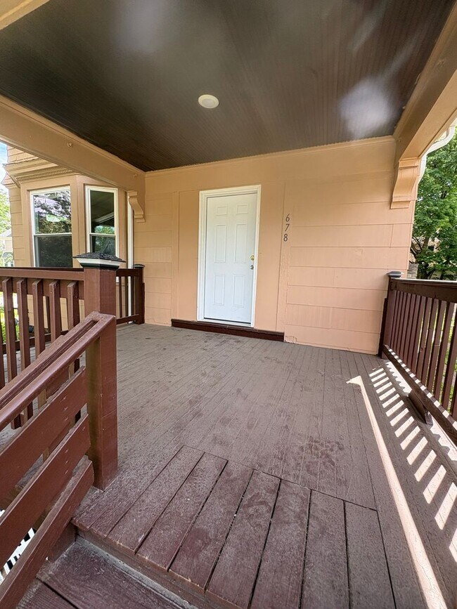 Building Photo - Charming Three Bedroom Townhouse!