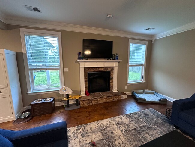 Foto del edificio - Welcome to this spacious 6 bedroom, 4 bath...