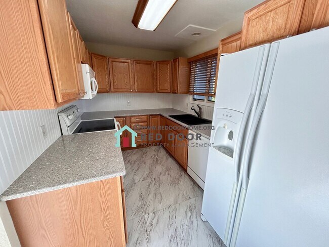 Foto del edificio - 2 Bed, 1 Bath Condo with Community Pool – $1,800/Month