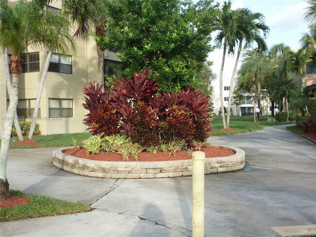 Foto del edificio - 220 Lakeview Dr