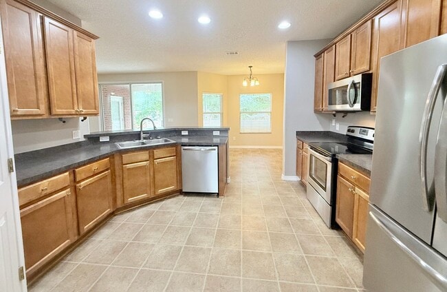 Foto del edificio - 4 Bed/2 Bath Home + Bonus Room