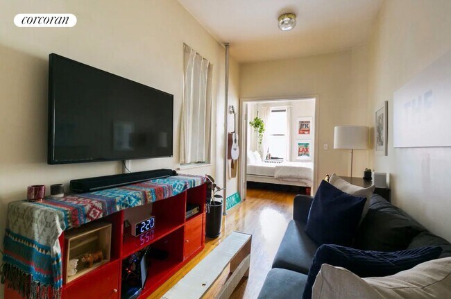 Foto del edificio - 318 E 9th St