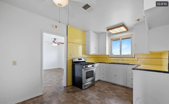 Foto del edificio - 3-Bedroom Home with Vintage Charm, Garage,...