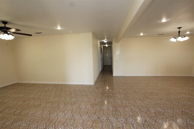 Building Photo - 4605 S Zapata Hwy
