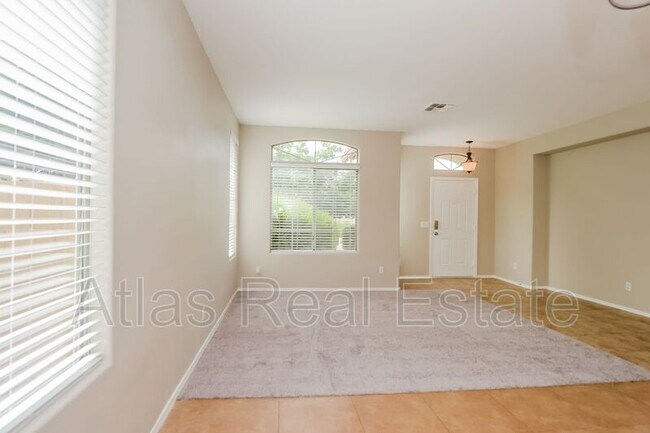 Foto del edificio - 868 W Vineyard Plains Dr