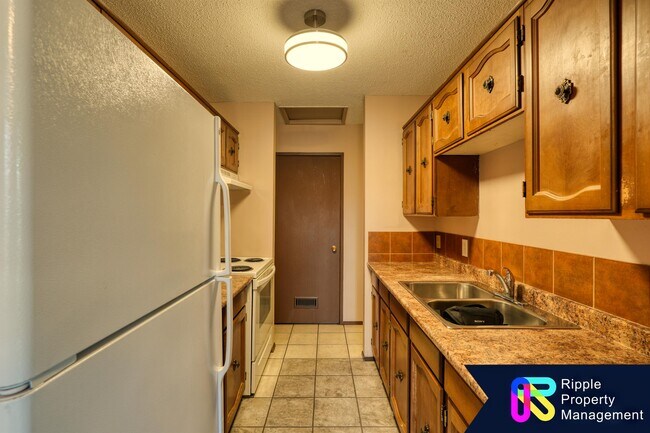Photo du bâtiment - 7712 Bowness Rd NW