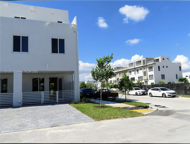 Foto del edificio - 6401 NW 103rd Pl