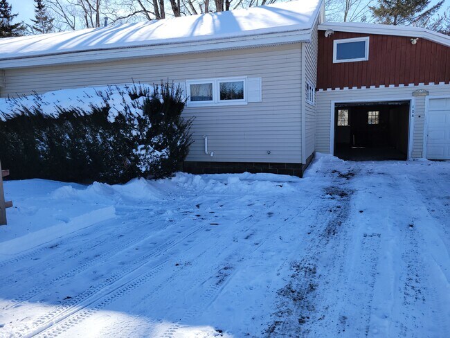 Building Photo - 40 Rootville Rd