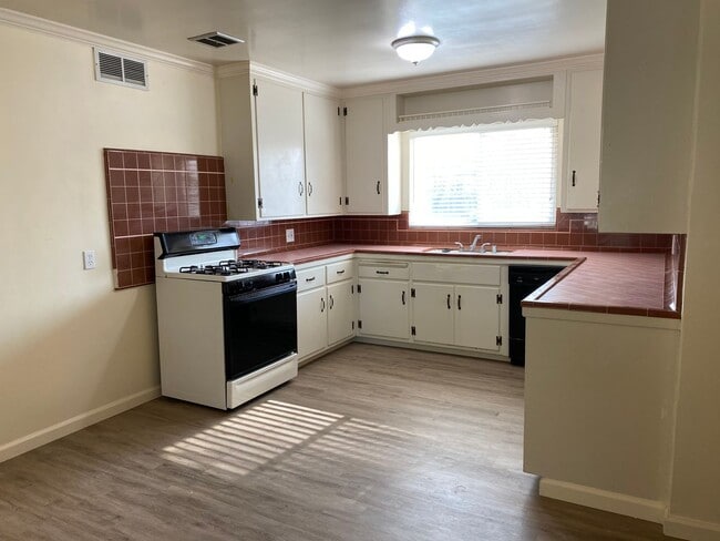 Building Photo - 3 Bedroom 2 Bath in Mature Neighborhood fo...