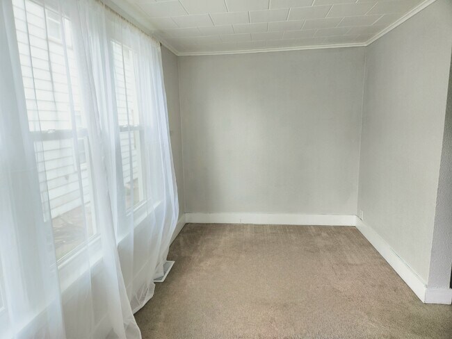 Entry/Sunroom (view 2) - 1026 Emerson Ave