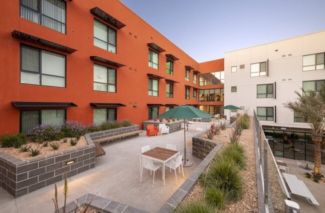 Foto del edificio - 399 Blossom Hill Rd