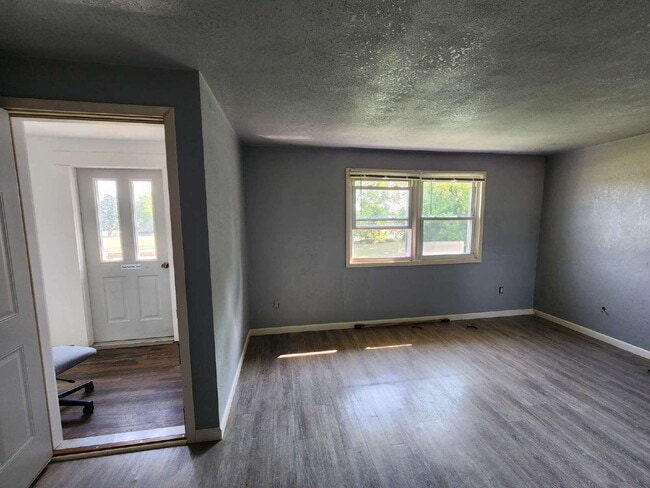 Building Photo - Updated 1 bedroom Upper - Kaukauna