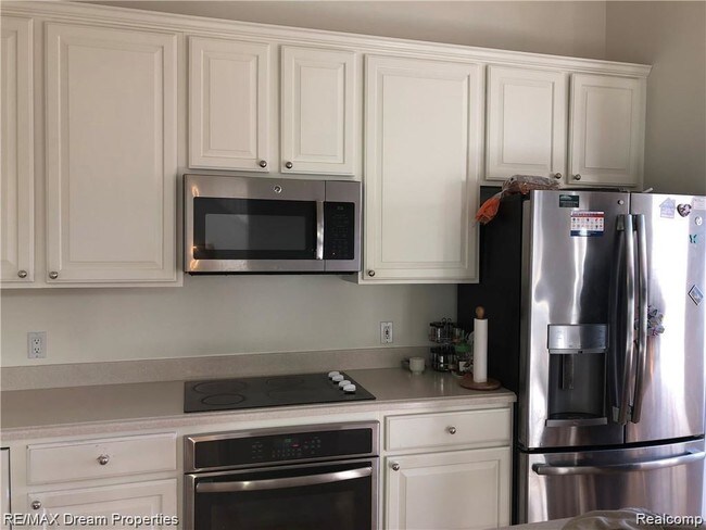 Foto del edificio - 17080 Birchwood Dr
