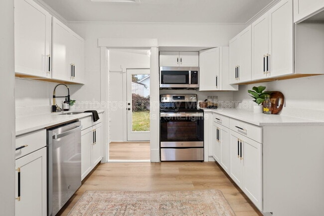 Building Photo - 627 E Wellesley Ave