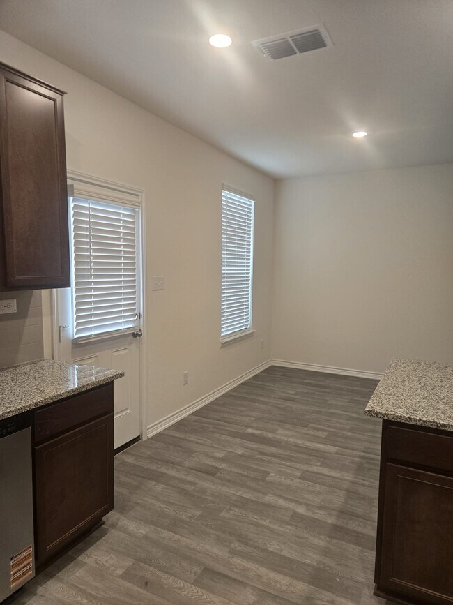 Foto del edificio - 7510 Fishbowl Ln