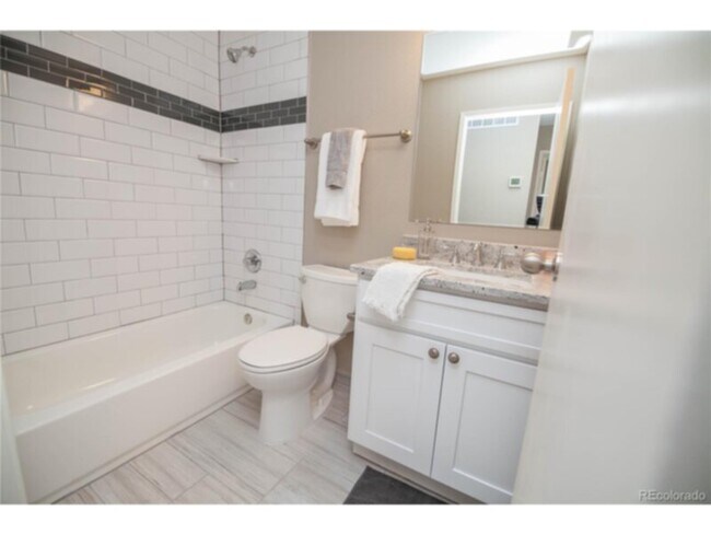 Building Photo - Seville Townhouse 3 bed 2 bath 2 car garage