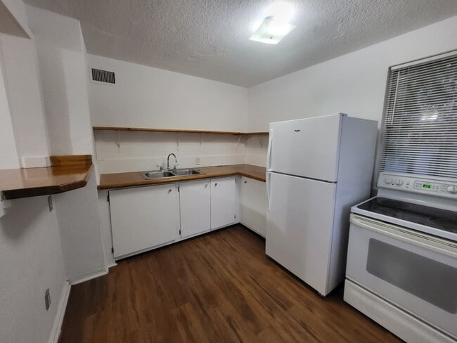 Building Photo - 1460 W 5th St