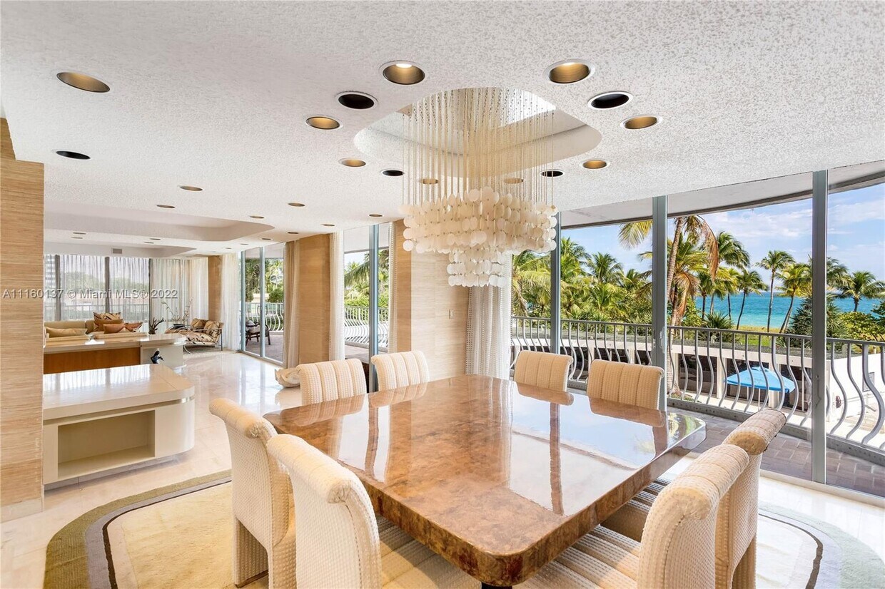 Primary Photo - 10155 Collins Ave