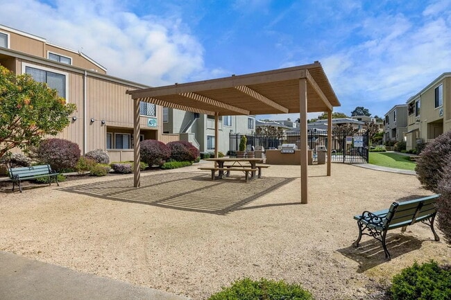 Building Photo - "Charming 1-Bed Oasis with Hardwood Elegan...