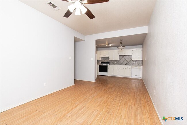 Foto del edificio - 4608 Bowles Dr