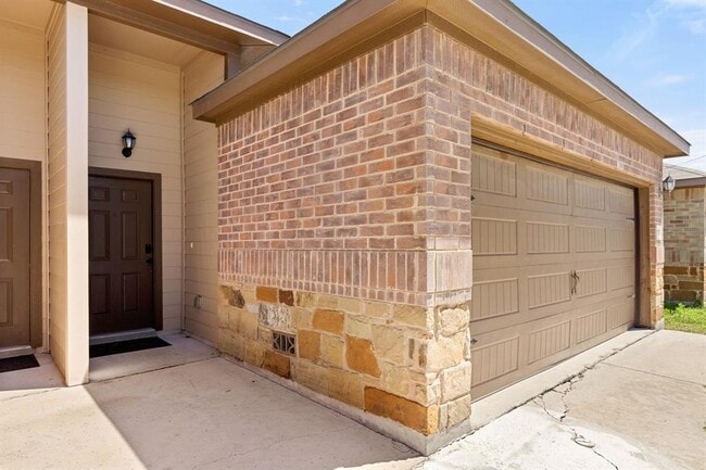 Building Photo - 2573 Pahmeyer Rd