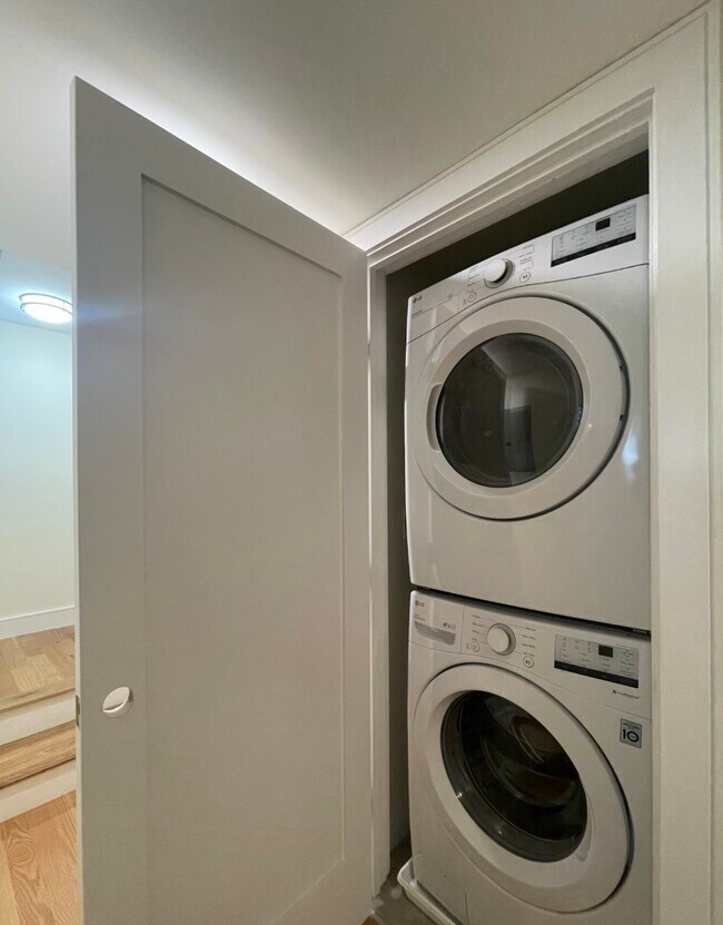 Building Photo - 65 Cameron St