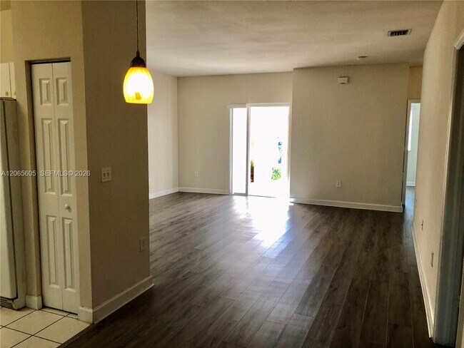 Foto del edificio - 2733 NE 3rd Ct