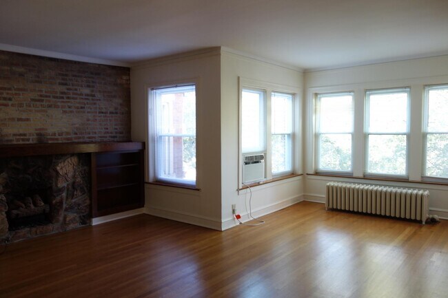 Living Room - 6629 N Glenwood Ave