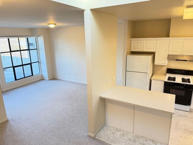 Building Photo - Stylish Rockridge Condo – Prime Location, ...