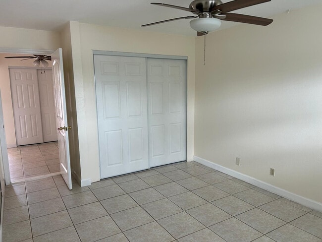 Foto del edificio - 1050 E Sample Rd