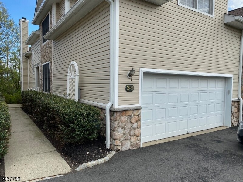 Foto principal - 38 Whalen Ct